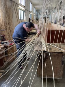 Vannerie Funéraire & Cercueil en Osier : Pourquoi le Savoir-Faire Français s&rsquo;impose comme Référence des Obsèques Écologiques